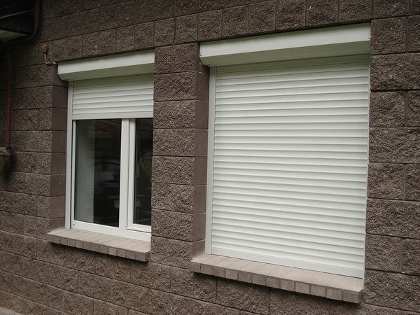Galery - <h1><strong>Rolete pentru ferestre</strong></h1>

<p><strong>Rolete pentru ferestre</strong> vă pot salva de multe neplăceri. O piatră sau o minge accidental aruncate în fereastră sau spargerea acestea din cauza copacilor de sub geam în timpul unei furturni ar putea duce la înlocuirea sticlei. <strong>Rolete pentru ferestre</strong> vă vor proteja de astfel de accidente neplăcute. Mai mult decât atât, ele mai îndeplinesc minunat și alte funcții.</p>

<h2><strong>Funcții rolete ferestre</strong></h2>

<p>• Protecție împotriva spargerilor și a actelor de vandalism. Cu rolete trainice cu protecție antiefracție pe ferestre vă protejați de intruși. Acest lucru este valabil mai ales pentru case particulare, spatii comerciale si cladiri publice. Mai ales în cazul în care acestea sunt situate în zone defavorizate, care necesită o atenție sporită securității</p>

<p>• Protecție de la soare, vânt și alte condiții meteorologice. Fără îndoială vă este cunoscută situația, când într-o zi fierbinte de vară soarele arzător invadează fără milă încăperea. Rolete vă ascund de razele UV, menținând temperatura optimă camerei. Acest lucru face ca rolete ferestre să fie deosebit de utile pentru locuitorii Moldovei</p>

<p>• Un strat suplimentar de izolație termică și fonică. Când sunt închise, roletele crează un strat suplimentar de izolație, care vă protejează de zgomotele din exterior și vă ajută să economisiți bani pe instalații de încălzire sau răcire.</p>

<p>În plus, <strong>rolete ferestre</strong> joacă și un rol decorativ. Ele vor arăta elegant pe fațada clădirii de orice stil arhitectural. Pentru a alege ce e mai potrivit cazului Dvs. aveți la dispoziție o gamă largă de culori și configurații. Puteți alege chiar și un material de imitație, dacă v-o cere stilul vizual al clădirii.</p>

<p>Domenii de utilizare rolete pentru ferestre</p>

<p><strong>Rolete ferestre</strong> sunt utilizate pe scară largă, nu numai pentru protecția caselor și vilelor private, dar și pentru obiecte comerciale, instituționale și industriale. În primul rând, vitrinele de magazine, cafenele, restaurante, clinici, clădiri, administrații, bănci și multe altele.</p>

<h2><strong>Preturi rolete ferestre</strong></h2>

<p>Pentru a afla <strong>preturi rolete ferestre</strong> și a comanda produsul cu livrare în toată Moldova apelați la telefonul afișat pe site sau faceți legătura cu noi prin aplicație. Consultantul nostru va răspunde la întrebările Dvs și vă va ajuta să faceți alegerea perfectă.</p>

<h2><strong>Rolete automate pentru ferestre</strong></h2>

<p>Pentru mai mult confort, roletele pot fi echipate cu acționare automată, care este controlată de la distanță de la un panoul special. Acest lucru este valabil mai ales pentru camere cu o mulțime de ferestre, care trebuiesc în fiecare zi închise și deschise.</p>
